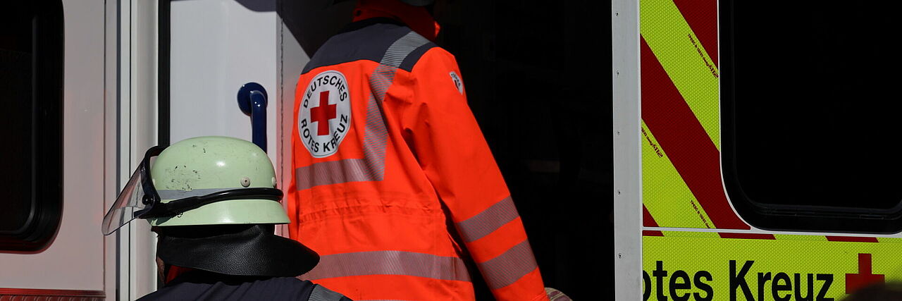 DRK-Sanitäter am Rettungswagen